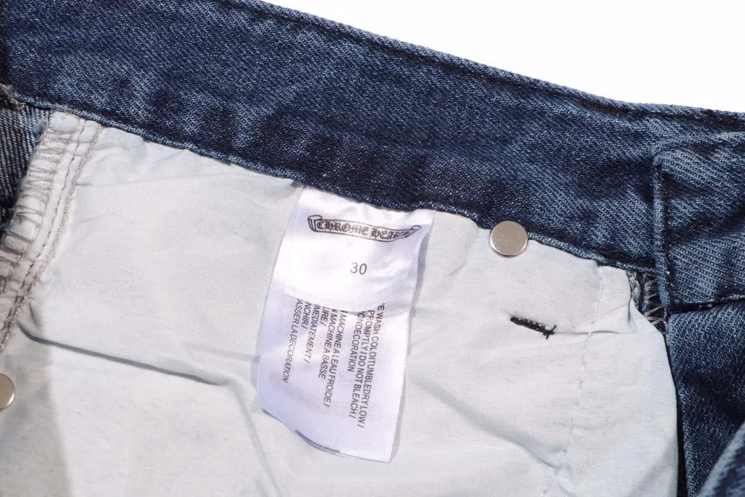 P250 Style No.: H431 Chrome Hearts CH Chrome Hearts Heavy Industry Damaged High Street Jeans exude uninhibited personality and unique charm. Every wear and tear is carefully designed to present a unique artistic feel. Made of imported denim fabric, which has undergone heavy industrial washing and destruction treatment, the trousers show a super cool effect on the upper body, allowing you to dominate the fashion stage.  This is more than just a pair of jeans, it is an expression of attitude. With its unique design concept and ultimate pursuit of details, Croxin breaks traditional boundaries and defines the jeans trend in the new era. The trousers are made of double-layer woven fabric and matched with customized hardware, showing an incomparably beautiful and unique style, making every wearer the focus of fashion. Imported denim fabric, super heavy-duty washed and damaged, the upper body is super cool! Customized hardware, incomparably good-looking model. The production process is difficult. It has a high-street feel. Color: blue Size: S M L XL XXL